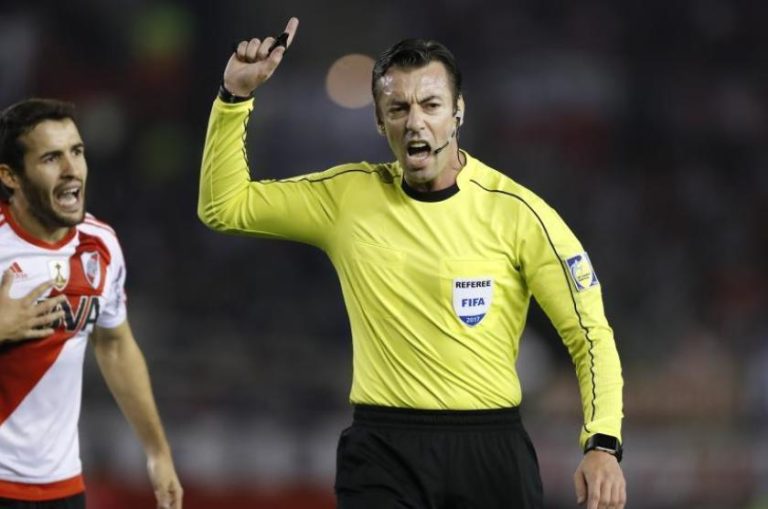 Conmebol designó árbitro brasileño para el trascendental duelo entre Chile y Uruguay