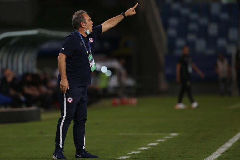 Lasarte aseguró que el único acto de indisciplina de la Roja fue el ingreso de un peluquero