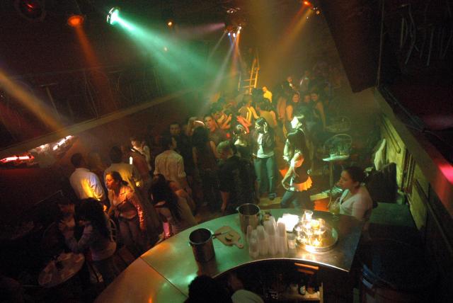 Francia: Gobierno autorizó la reapertura de discotecas sin la obligación de usar mascarillas