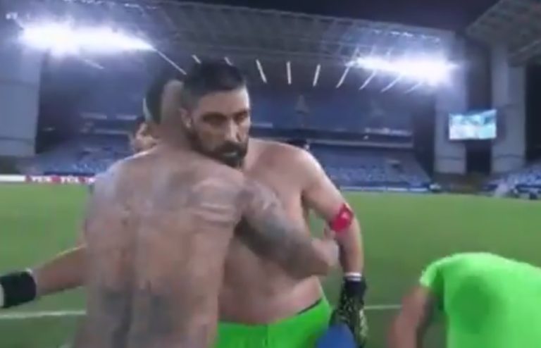 Vidal y Bravo se dieron un amistoso abrazo tras empatar con Uruguay y las redes explotaron