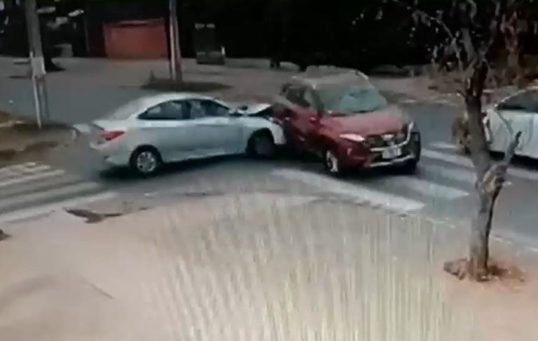 No respetó señalética y terminó en una colisión triple: En uno de los autos iba una mujer embarazada