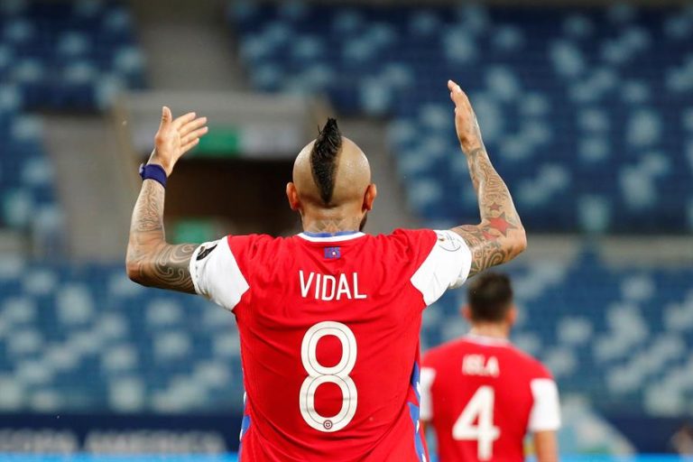 El gran gesto de Vidal con solitario hincha de la Roja que llegó a alentar al equipo