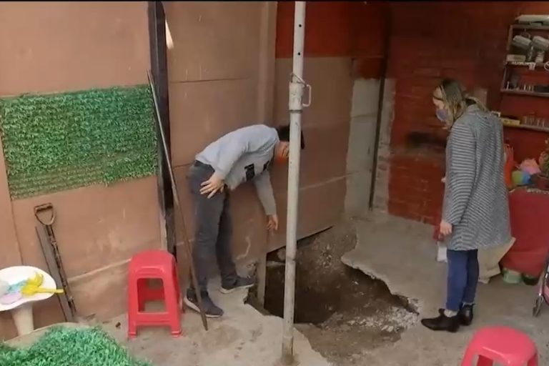 Impactantes daños en casas nuevas en Colina: Una familia tiene un socavón en su patio