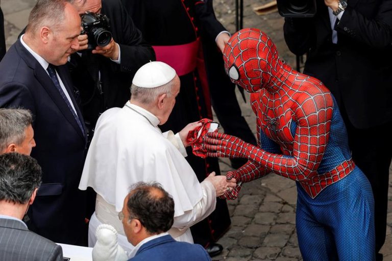 Papa Francisco recibió la sorpresiva visita de Spiderman en el Vaticano