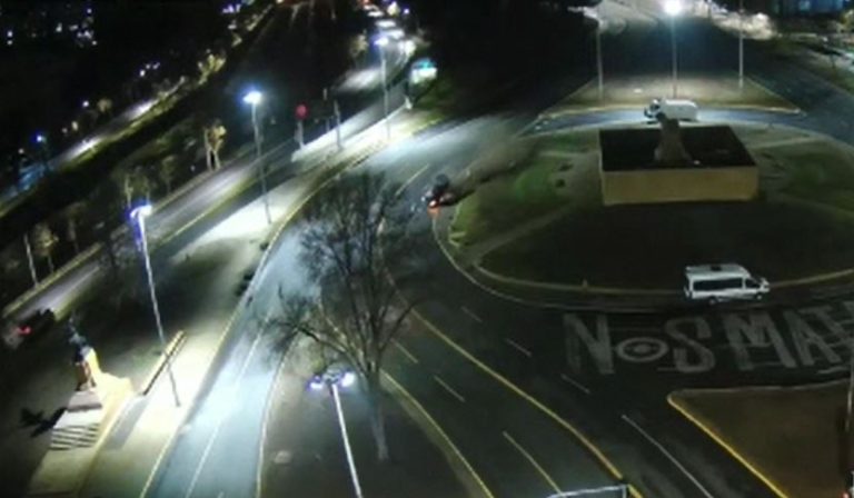 Carabineros quedaron heridos: Así fue el volcamiento del auto en Plaza Italia