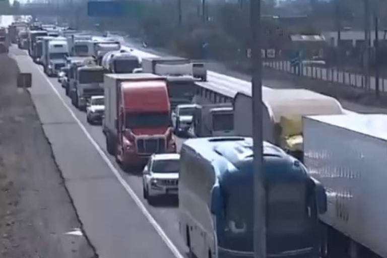 “Avanzo 1 km en una hora”: Masivo taco para salir de Santiago hacia el sur