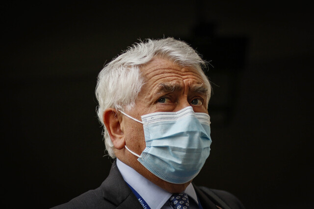 Ministro Paris expone 