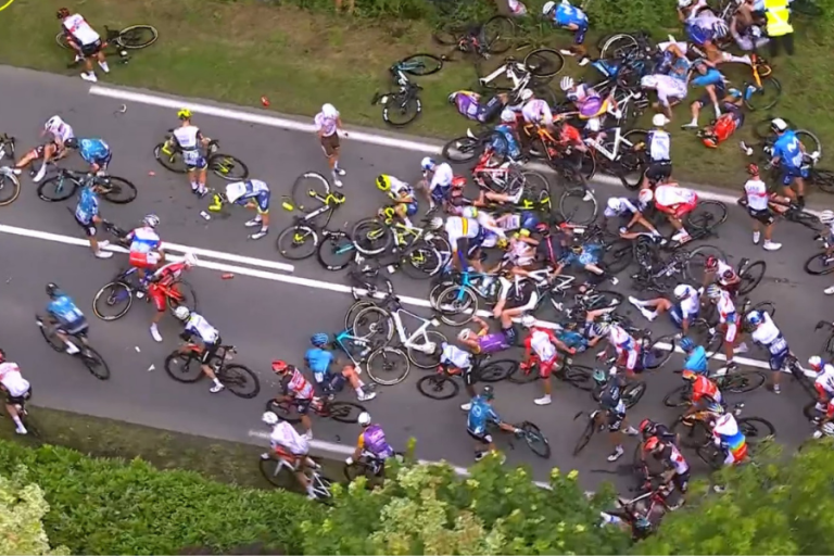 Por culpa de una espectadora: Impacto mundial por masivo accidente en el Tour de France