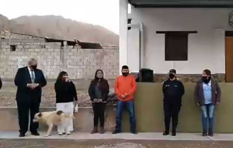 Perro orinó en los pies a una intendenta en Argentina durante un acto oficial