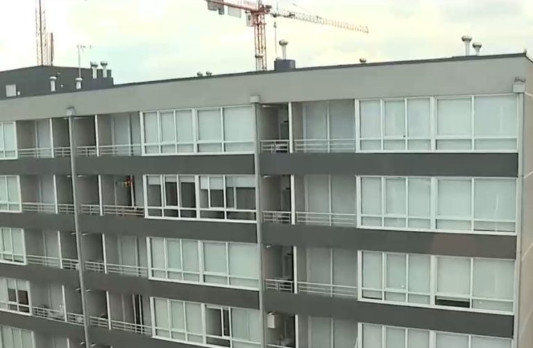 Proliferación de hongos y filtraciones de agua: Denuncian graves daños en departamentos nuevos