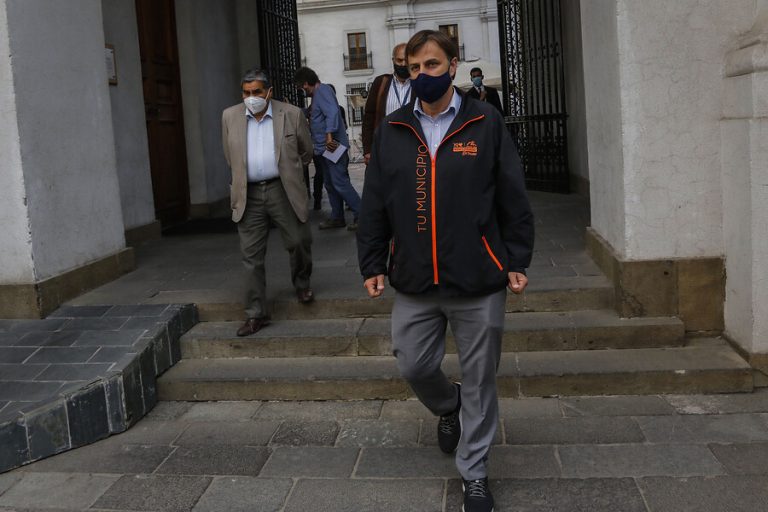 “A Puente Alto le entregaron 1.500 de las 32 mil que pedimos”: Codina aseguró que hay falta de stock de vacunas