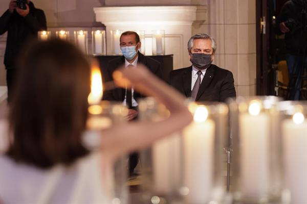 Presidente Fernández realiza homenaje a los fallecidos por COVID-19: 