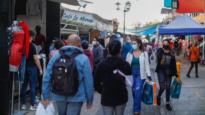 ¿El desconfinamiento en Chile va acorde a las cifras de contagios por Covid-19?