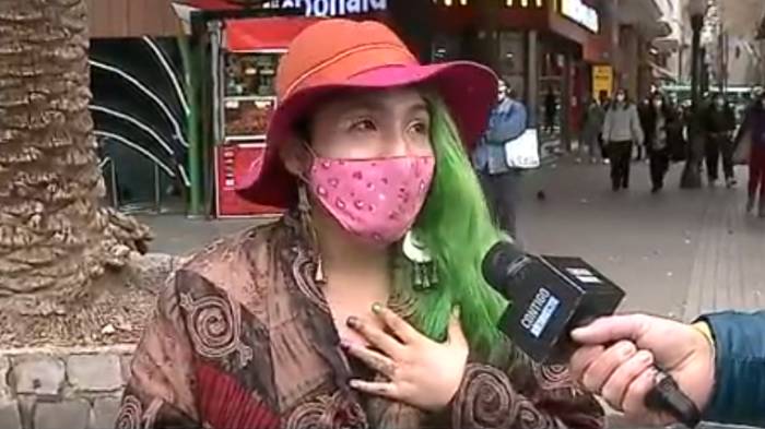 Mujer q tocaba violín junto a su hija de 3 años fue expulsada por denuncia de ruidos molestos en Providencia