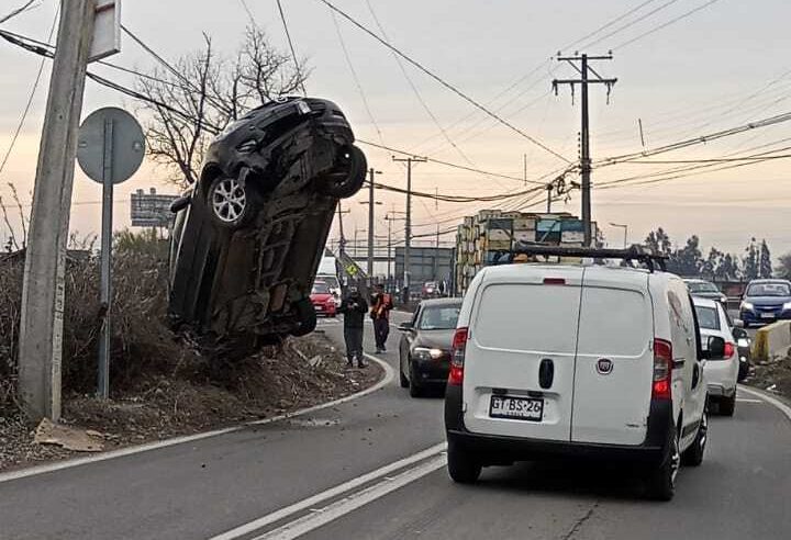 Auto quedó colgando del alumbrado público tras accidente en Ruta 5