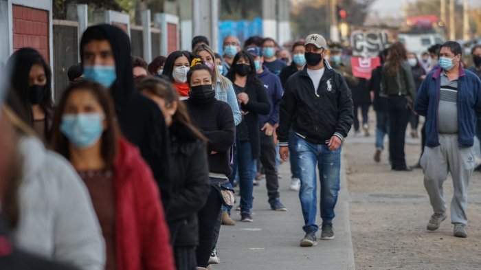 Largas filas por dudas en Chile Atiende: Mañana comienza pago presencial del IFE ampliado