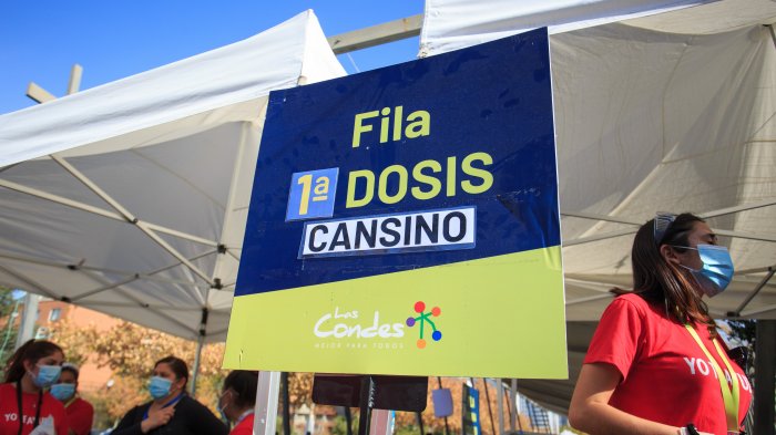 Tres personas se desmayaron tras recibir vacuna CanSino en Las Condes