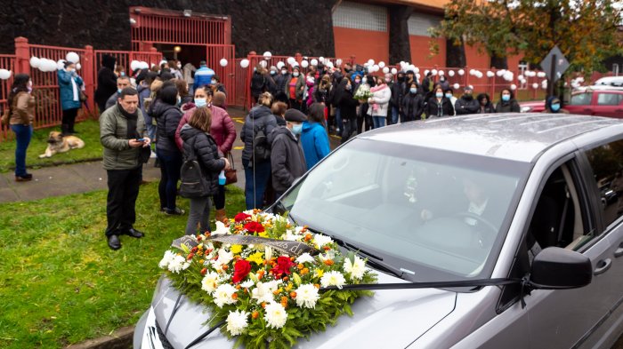 Así se llevó a cabo el funeral de concejal asesinado en Llanquihue: Gran cantidad de personas llegó hasta el cementerio para despedirlo