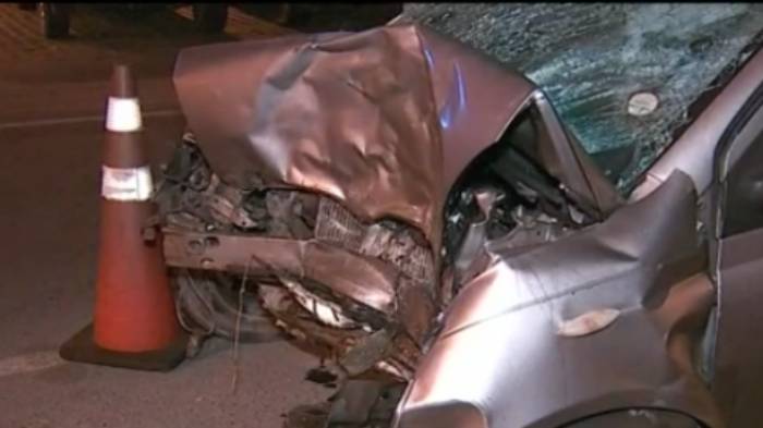 Madre e hija murieron tras chocar con un árbol al esquivar neumático ubicado en la vía