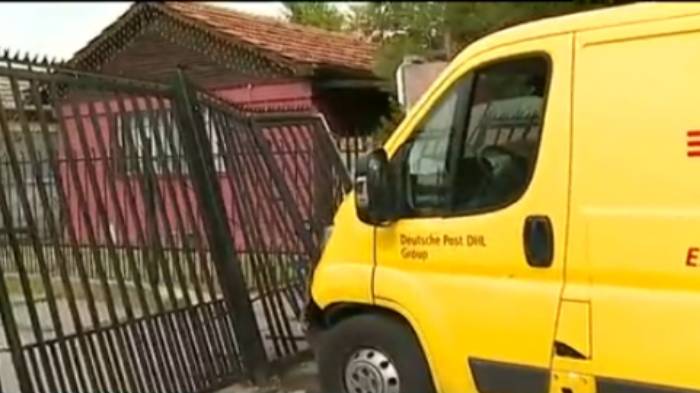 Furgón robado de “DHL” chocó con portón en La Florida: Delincuentes se escondieron en casas del sector