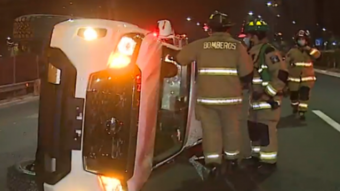 Dos autos chocaron en plena avenida Kennedy: Conductores huyeron y abandonaron los automóviles en la vía