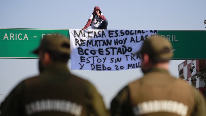 Arriesgada protesta por remate de viviendas sociales: Integrantes de Andha Chile se manifestaron en el centro de Santiago