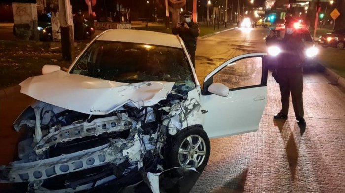 Funcionarios de  salud están graves tras choque con conductor ebrio en Maipú