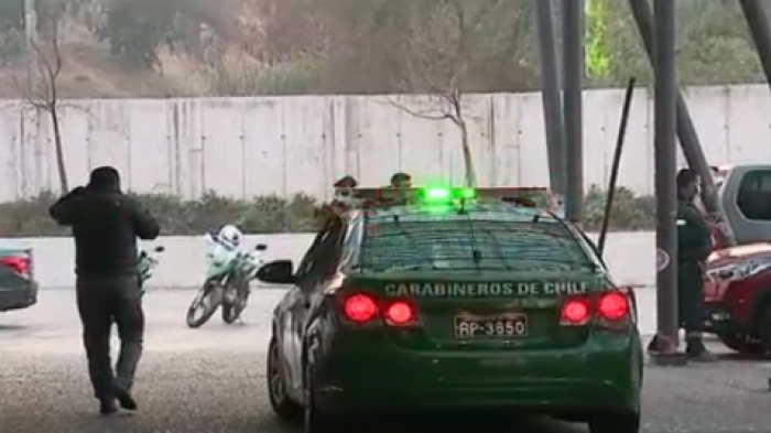 Carabinero baleado fue llevado de urgencia a hospital El Carmen: Lo asaltaron mientras esperaba locomoción en Maipú