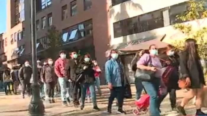 ¡Colapsó! Largas filas en mall Costanera Center previo a cuarentena total en la RM
