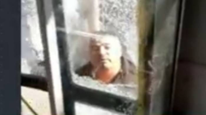 El impactante video del violento ataque de un taxista a bus de Transantiago