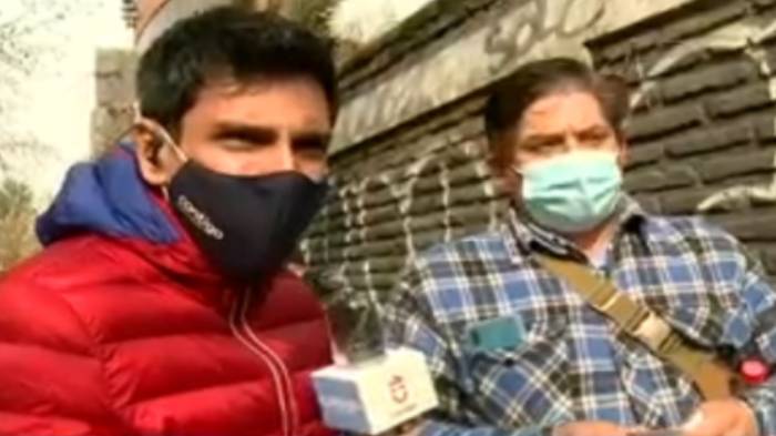 Jóvenes de 20 y 21 años más rezagados: Largas filas para vacunarse en Santiago Centro