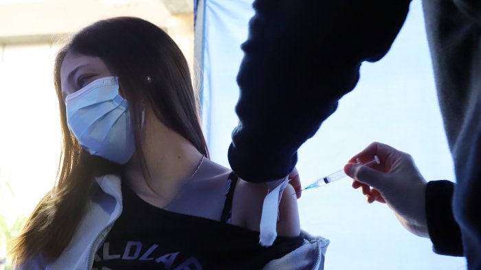 Vacunas contra el coronavirus: Aún existe desconfianza a pesar de advertencias de médicos y expertos