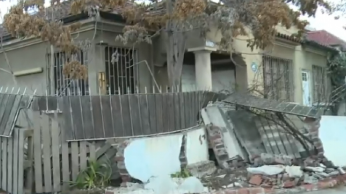 Delincuentes chocaron casa en medio de persecución policial tras portonazo