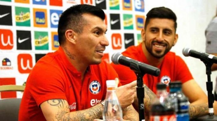 Buen ánimo en La Roja: Gary Medel compartió baile de Guillermo Maripán previo al partido