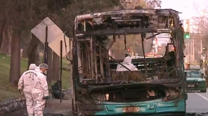 Desconocidos quemaron bus de locomoción colectiva: Amenazaron a chofer y pasajeros de la máquina