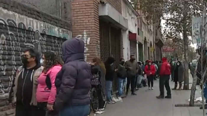 Largas filas en vacunatorios de Santiago Centro: Hoy es el turno de jóvenes de 19 años y rezagados