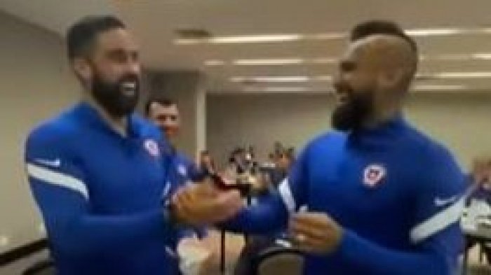 Claudio Bravo y Arturo Vidal se reconciliaron: Viralizan abrazo durante concentración de La Roja