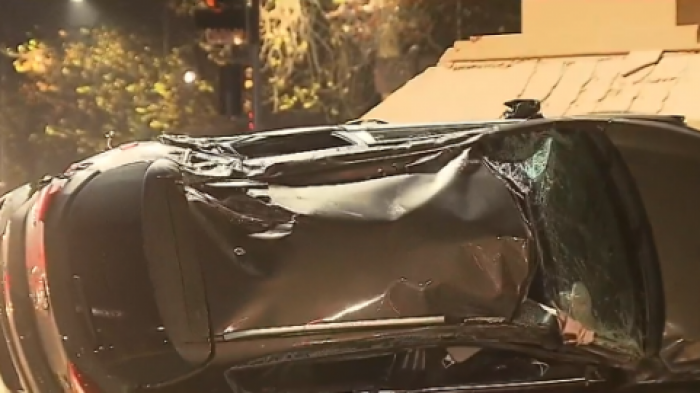 Carabineros de civil se volcaron en plena Plaza Italia: Los cinco ocupantes del automóvil quedaron detenidos