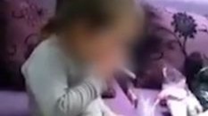 Madre obliga a fumar a niña de 3 años: Indignante video se viralizó en redes sociales