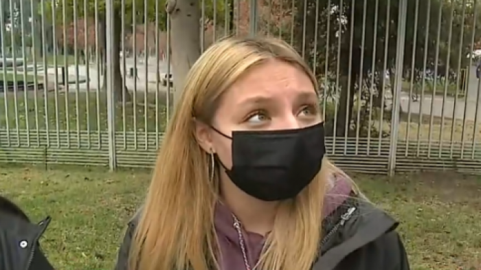 Continúan las aglomeraciones por vacunación: Jóvenes hacen filas para inocularse en Parque O’Higgins