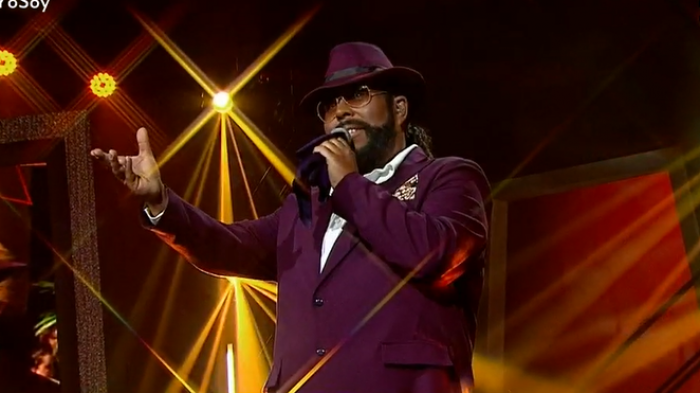 Un impactante look: Barry White se lució con su potente presentación