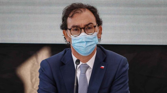 Colegio de profesores y Fenats piden destitución de ministro Raúl Figueroa