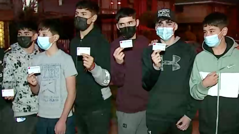 Los primeros en Chile: Niños de delegación deportiva se vacunaron contra el COVID-19