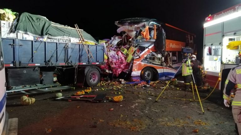 5 personas muertas dejó impactante colisión frontal entre un bus de pasajeros y un camión en Ruta 5 Norte