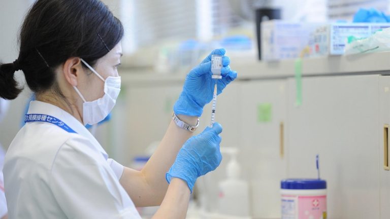 Japón pone pie en el acelerador y aspira a vacunar a toda la población objetivo para noviembre