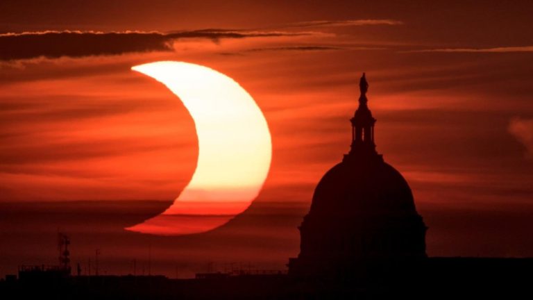 Las postales del eclipse solar que maravilló en el hemisferio norte este jueves
