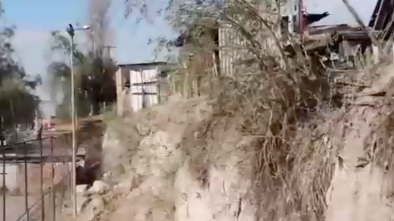 Piden ayuda del Serviu: Familias de Cerrillos viven en casas amenazadas por inminente derrumbe