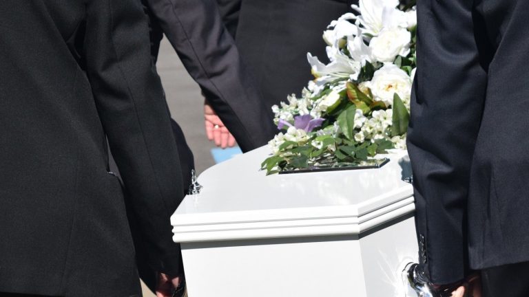 Mujer envió duro mensaje a su familia para que no fueran a su funeral: 