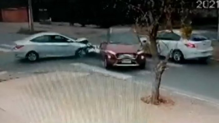 Violento choque triple termina con auto volcado: Mujer embarazada iba a visitar a su padre en Macul