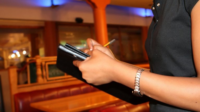 Cliente sorprendió a camareras en un restaurante al dejar casi $12 millones de propina